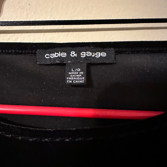 Cable & Gauge Black Velvet top, Size Large, no rubs, or holes - Picture 2 of 5